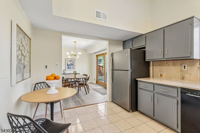 56 Birch Run Dr, Piscataway Twp., NJ 08854