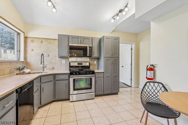 56 Birch Run Dr, Piscataway Twp., NJ 08854