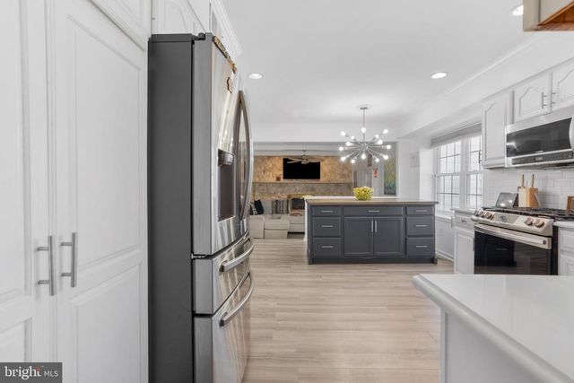 5 GREENLEIGH CIR, Sewell, NJ 08080