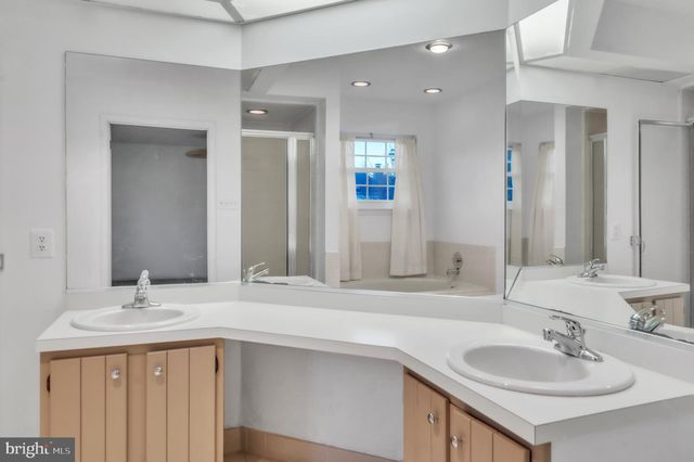 5 GREENLEIGH CIR, Sewell, NJ 08080