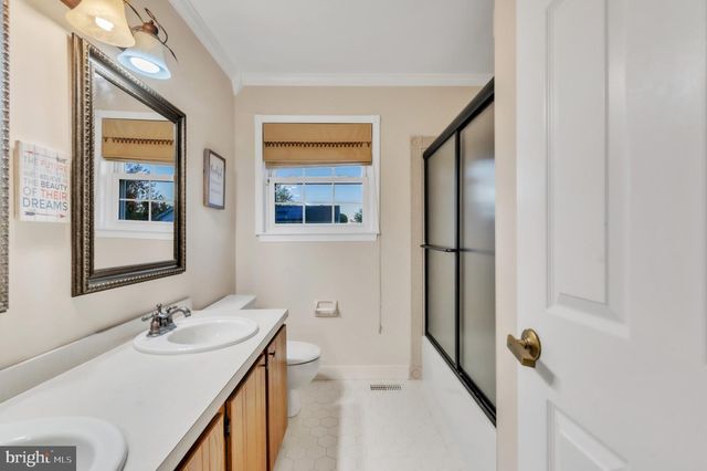 5 GREENLEIGH CIR, Sewell, NJ 08080