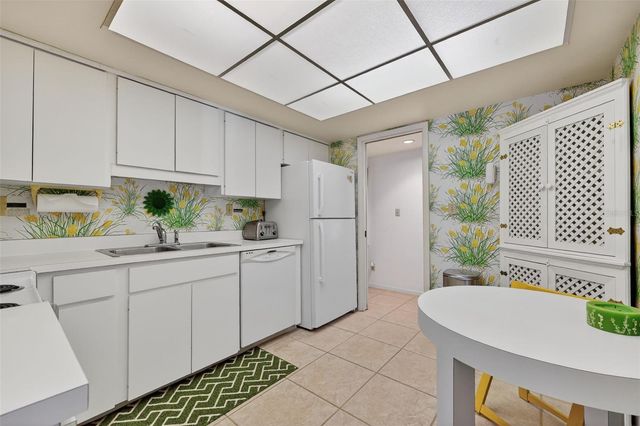 6012 W PEPPERTREE WAY 227B, Sarasota, FL 34242