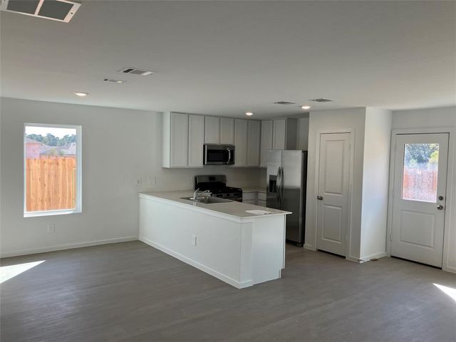1742 W Stoker Road, Crosby, TX 77532