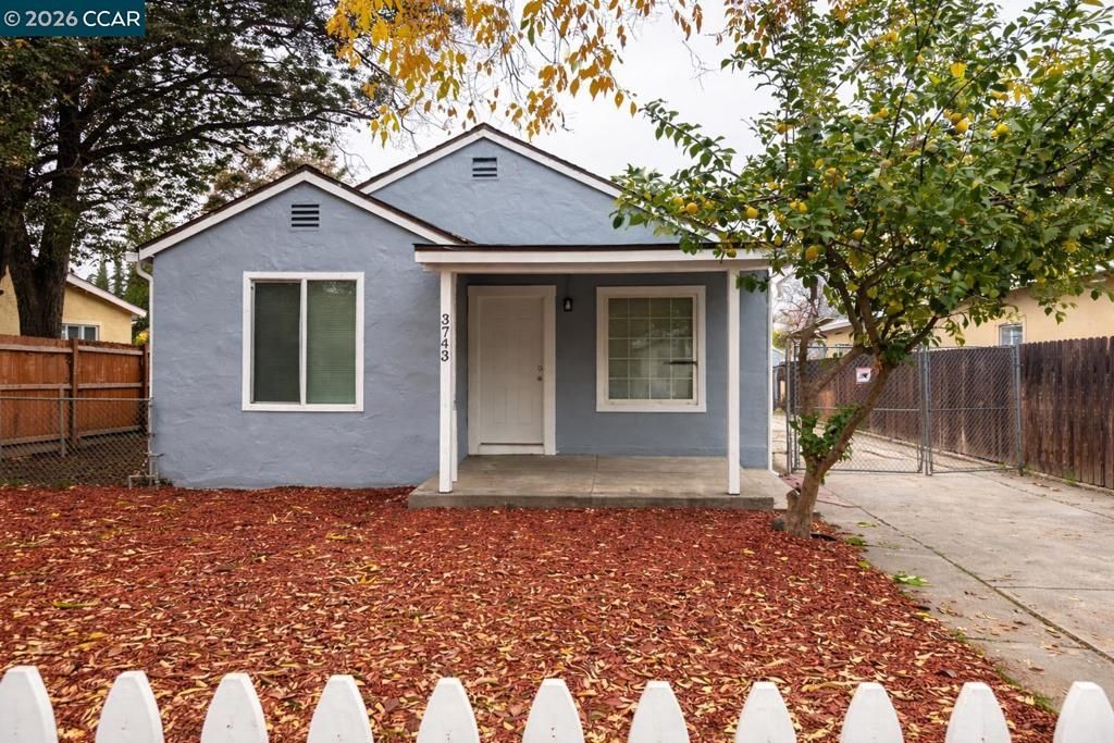 Image 3 of property listing at 3743 23rd Ave, Sacramento, CA 95820