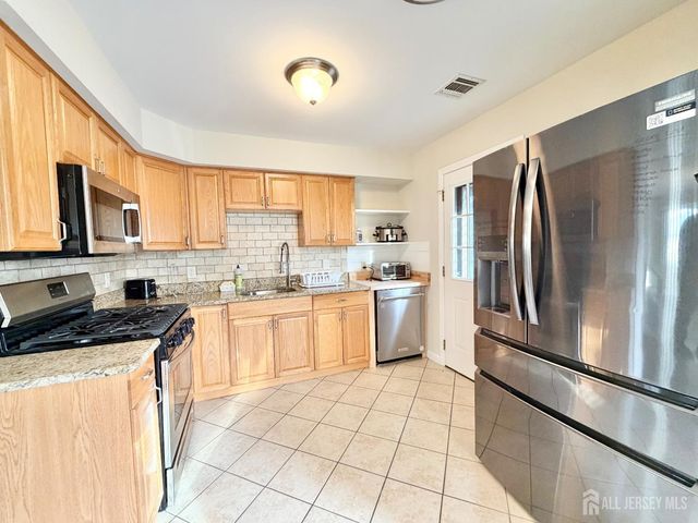 17 Woodbridge Street, New Brunswick, NJ 08901