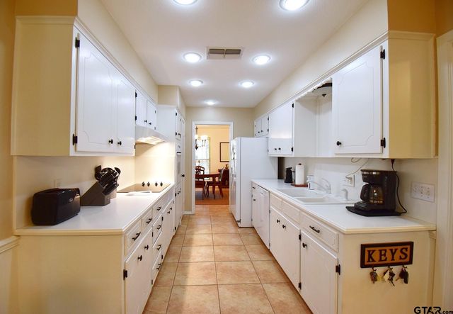 1218 Kingsbury Rd, Tyler, TX 75701