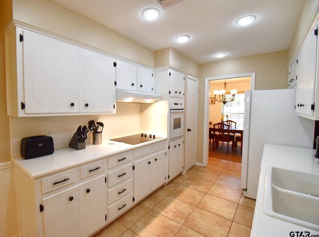 1218 Kingsbury Rd, Tyler, TX 75701