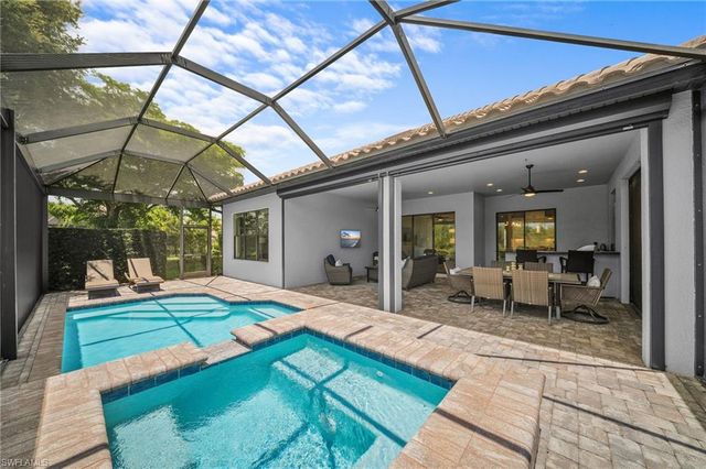 8879 Vaccaro CT, Naples, FL 34119