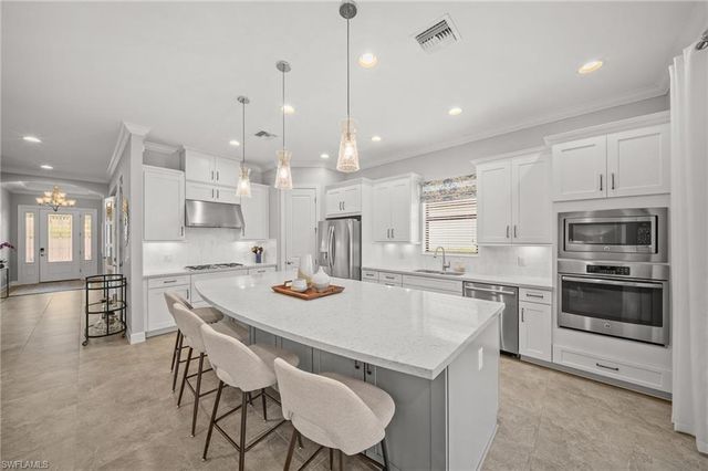 8879 Vaccaro CT, Naples, FL 34119