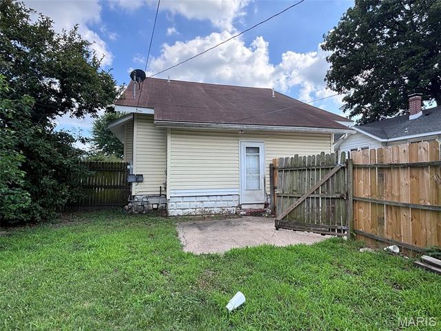 75 Eckhard Avenue, Wood River, IL 62095
