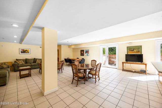 5601 Coach Gate Wynde 6A, Louisville, KY 40207