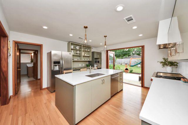 6327 Grovewood Ln, Houston, TX 77008