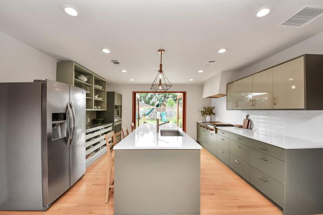 6327 Grovewood Ln, Houston, TX 77008