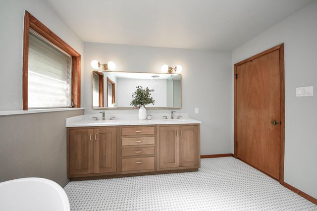 6327 Grovewood Ln, Houston, TX 77008