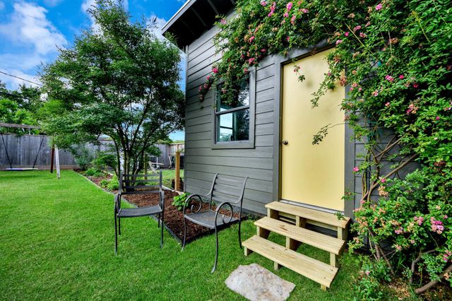 6327 Grovewood Ln, Houston, TX 77008