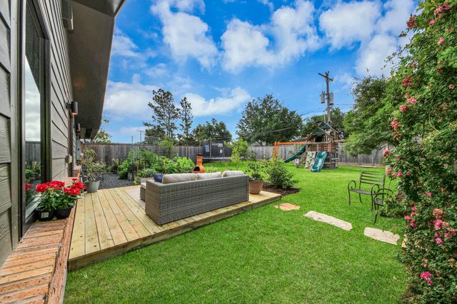 6327 Grovewood Ln, Houston, TX 77008