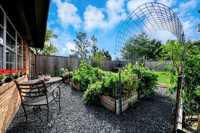 6327 Grovewood Ln, Houston, TX 77008