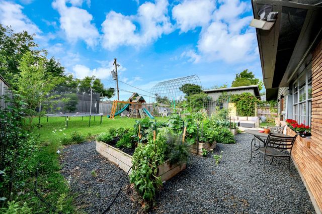 6327 Grovewood Ln, Houston, TX 77008