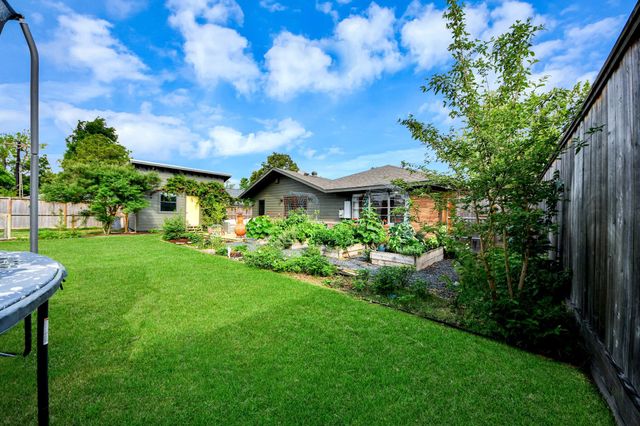 6327 Grovewood Ln, Houston, TX 77008