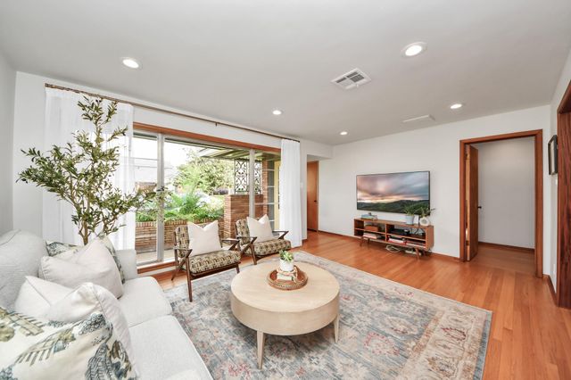 6327 Grovewood Ln, Houston, TX 77008