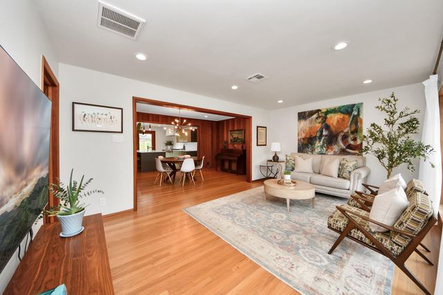 6327 Grovewood Ln, Houston, TX 77008