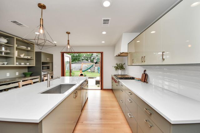 6327 Grovewood Ln, Houston, TX 77008