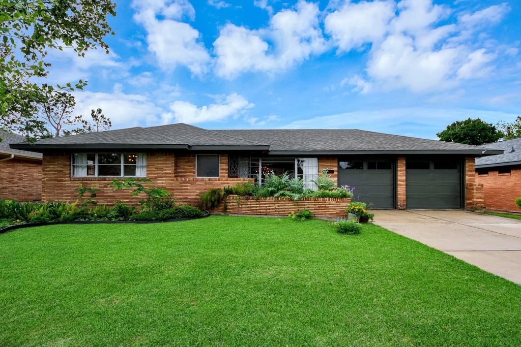 6327 Grovewood Ln, Houston, TX 77008