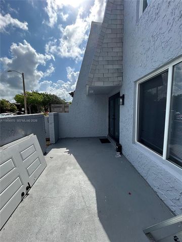 7402 NW 75th St, Tamarac, FL 33321