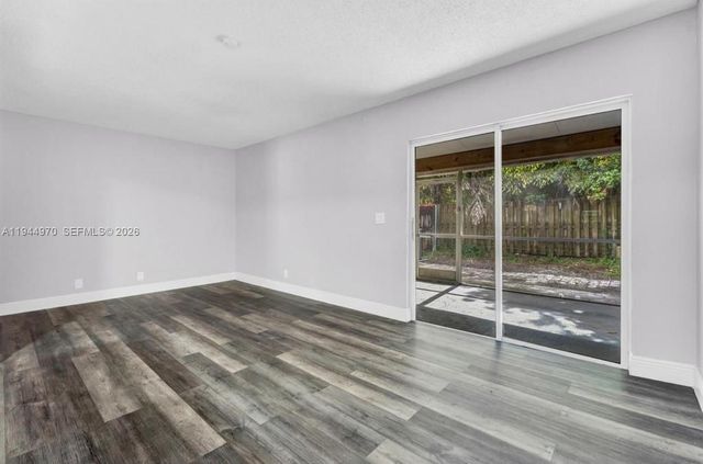 7402 NW 75th St, Tamarac, FL 33321