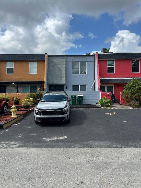 7402 NW 75th St, Tamarac, FL 33321