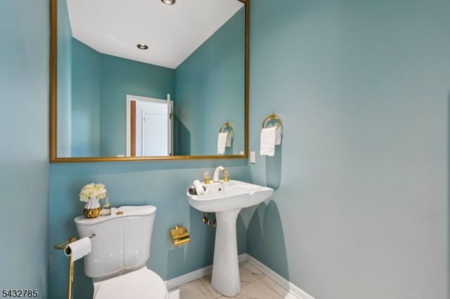23 Hadrian Dr, Livingston Twp., NJ 07039