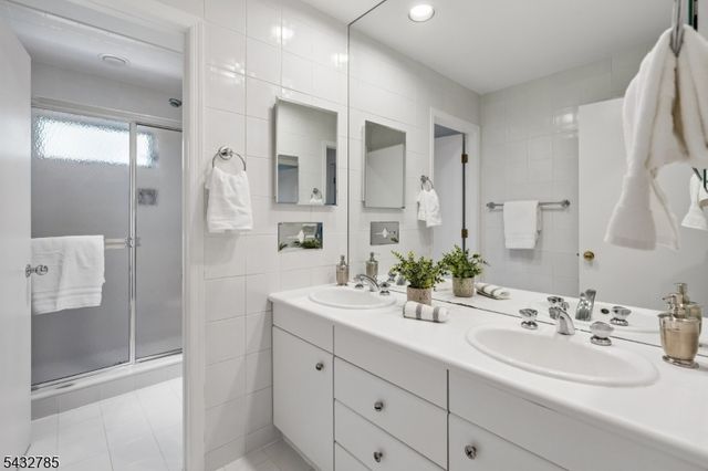 23 Hadrian Dr, Livingston Twp., NJ 07039