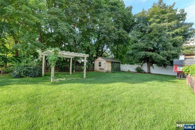 39 Sunset, Pequannock Township, NJ 07444