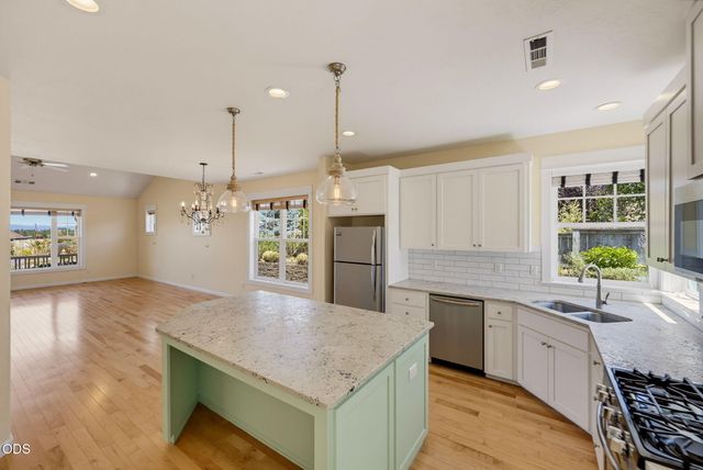 3832 Sherwood Park Drive, Medford, OR 97504