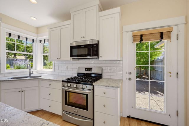 3832 Sherwood Park Drive, Medford, OR 97504