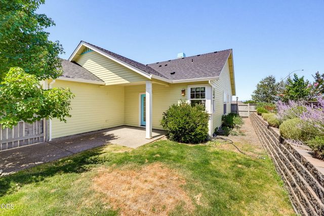 3832 Sherwood Park Drive, Medford, OR 97504