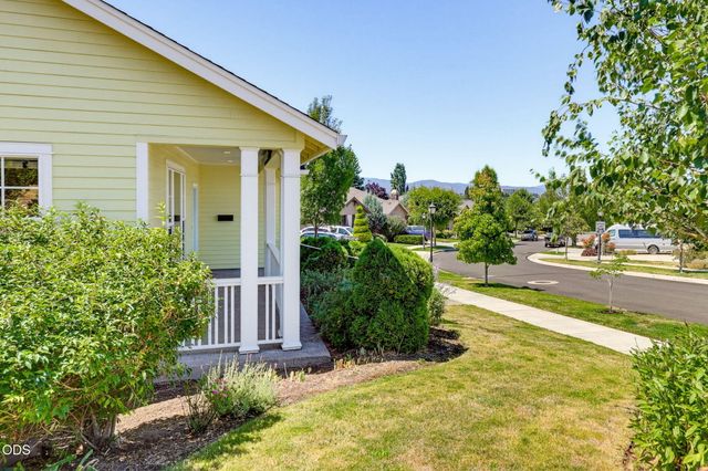 3832 Sherwood Park Drive, Medford, OR 97504