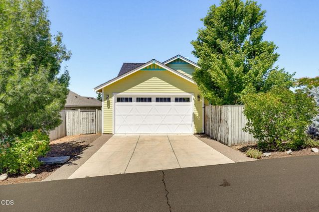 3832 Sherwood Park Drive, Medford, OR 97504