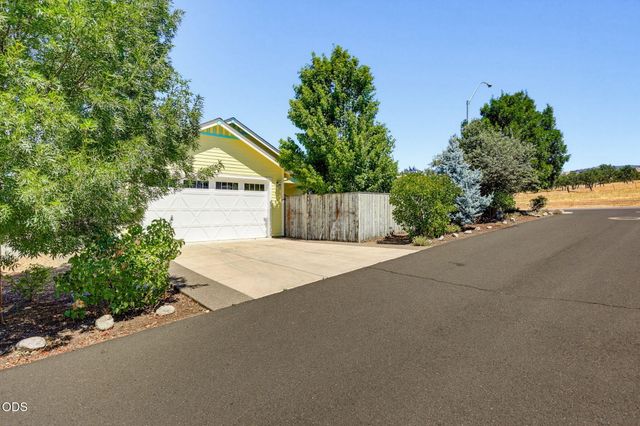 3832 Sherwood Park Drive, Medford, OR 97504