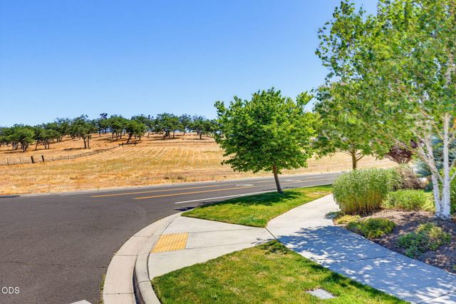 3832 Sherwood Park Drive, Medford, OR 97504