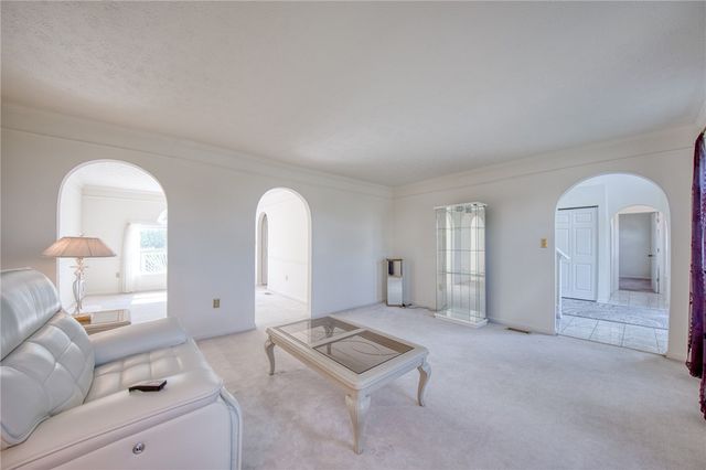 219 Waterford Dr, Mckees Rocks, PA 15136