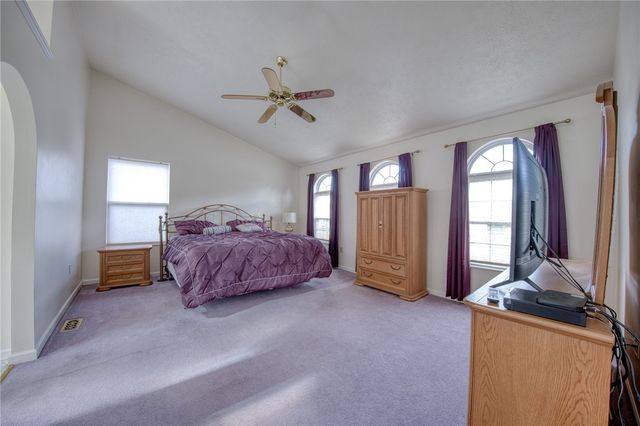 219 Waterford Dr, Mckees Rocks, PA 15136