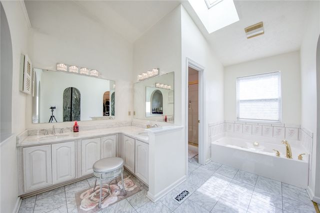 219 Waterford Dr, Mckees Rocks, PA 15136