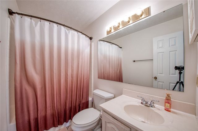 219 Waterford Dr, Mckees Rocks, PA 15136