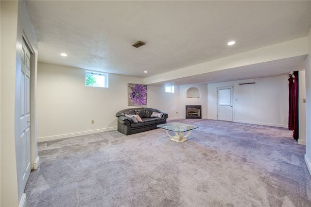 219 Waterford Dr, Mckees Rocks, PA 15136