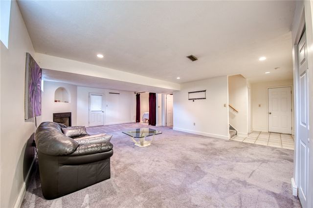 219 Waterford Dr, Mckees Rocks, PA 15136