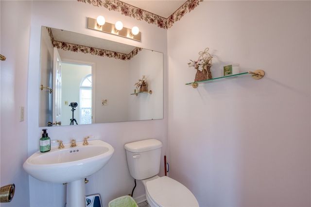 219 Waterford Dr, Mckees Rocks, PA 15136