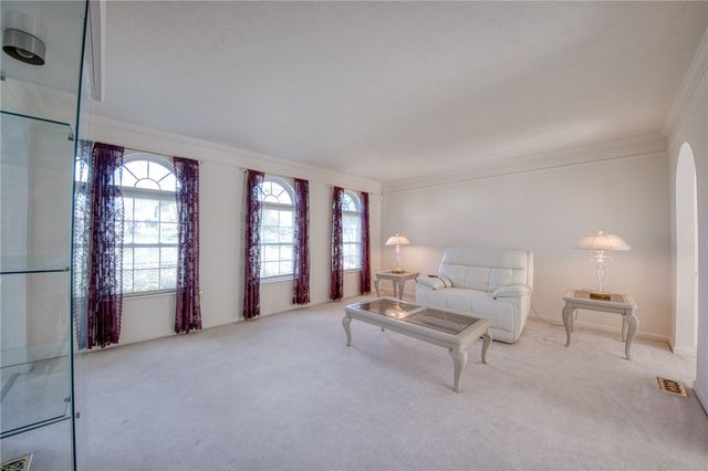219 Waterford Dr, Mckees Rocks, PA 15136