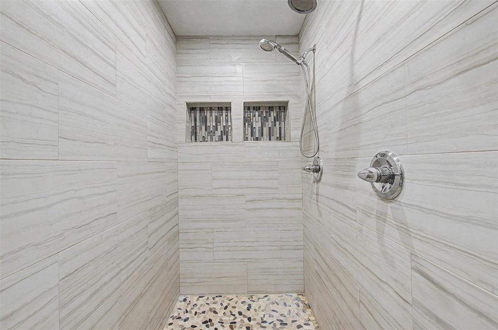 Image 28 of property listing at 3909 NORTHAMPTON WAY, Tampa, FL 33618