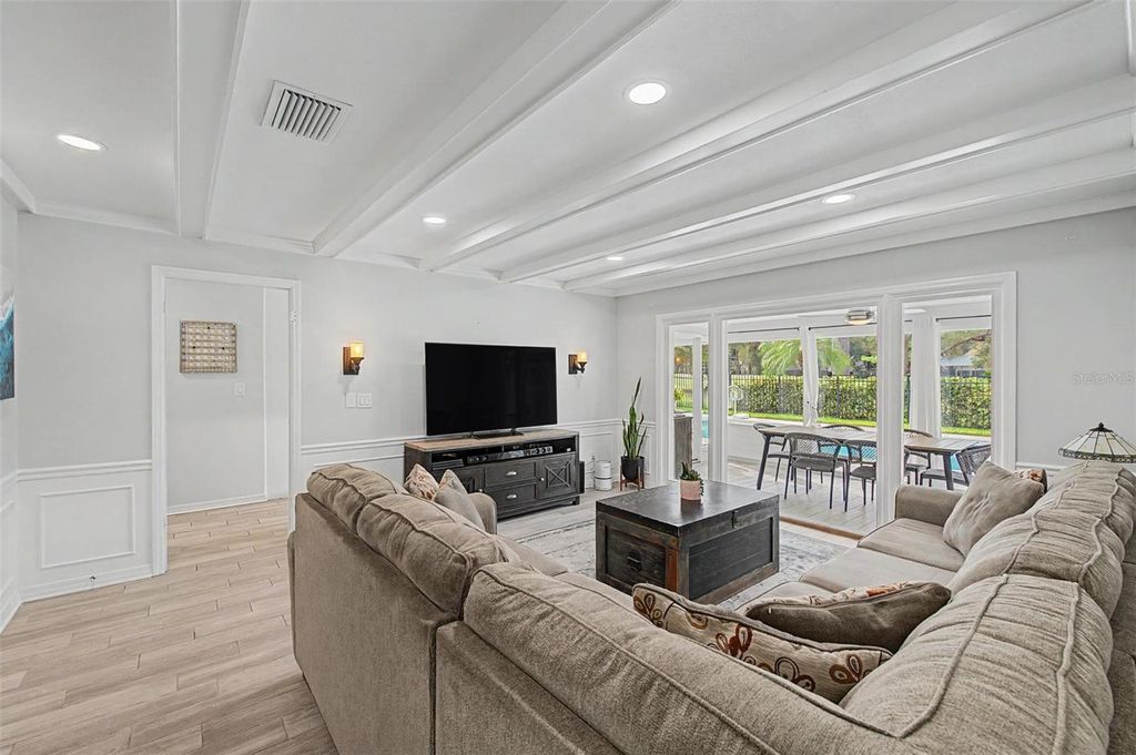 Image 9 of property listing at 3909 NORTHAMPTON WAY, Tampa, FL 33618
